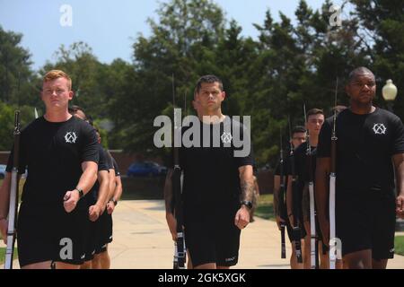 Mitglieder des U.S. Army Drill Teams nehmen an einer Bohrleistung auf der Joint Base Anacostia-Bolling, 10. August 2021, Teil. Das U.S. Army Drill Team führte zusammen mit dem U.S. Air Force Honor Guard Drill Team während eines Trainings- und Beziehungsaufbaus durch. Beide Bohrteams führten komplizierte Bohrbewegungen und ständig wechselnde Formationen durch. Das United States Army Drill Team führt mit einem Springfield-Riffel mit Bajonettverschluss 1903 aus, während das Honor Guard Drill Team der U.S. Air Force mit einem voll funktionsfähigen M-1-Riffel arbeitet. Stockfoto