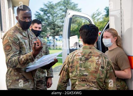 Senior Airman Floydler Manasse, links, 436. Medizinische Notfalltechniker der Health Care Operations Squadron, diskutiert Protokolle für den Rettungseinsatz während der Ausbildung des Notfallteams für Rettungskräfte auf der Dover Air Force Base, Delaware, 11. August 2021. Die 436. Medizinische Gruppe schult klinische Ärzte, um während Notrufen zu Augmentees zu werden, so dass sich die Notfallmediziner auf die Patienten konzentrieren können, was die allgemeine Patientensicherheit verbessert. Stockfoto