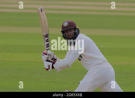 London, Großbritannien. September 2021. Surreys Hashim Amla flattet, als Surrey Essex in der County Championship beim Kia Oval am zweiten Tag anführt. Kredit: David Rowe/Alamy Live Nachrichten Stockfoto