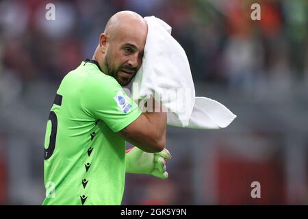 Mailand, Italien, 12. September 2021. Pepe Reina von der SS Lazio wischt sich während des Serie-A-Spiels bei Giuseppe Meazza, Mailand, den Kopf mit einem Handtuch. Bildnachweis sollte lauten: Jonathan Moscrop / Sportimage Stockfoto