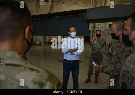 Grant Schneider, professioneller Mitarbeiter im Ausschuss für bewaffnete Dienste des Repräsentantenhauses, links, erhält eine Briefing über B-2 Spirit-Munitions auf der Whiteman Air Force Base, 11. August 2021. Schneider besuchte eine statische und begleitende Munitionsvorstellung der B-2 und erhielt eine Einführung in die Einsatzgruppe der Bombercrews von Team Whiteman. Stockfoto