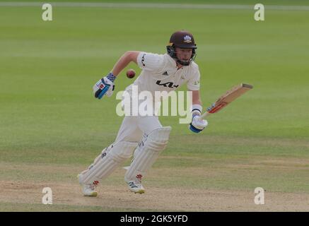 London, Großbritannien. September 2021. Surreys Ollie Pope klatschte, als Surrey Essex in der County Championship beim Kia Oval am zweiten Tag antreten wird. Kredit: David Rowe/Alamy Live Nachrichten Stockfoto