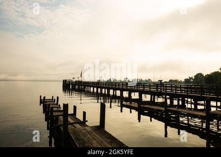 Steg am Ammersee, nebliger Tag, Landschaft, blauer Himmel Stockfoto