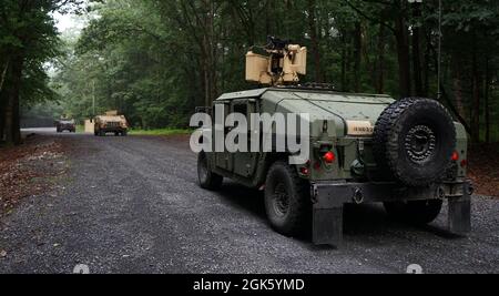 Soldaten des 1. Bataillons, des 109. Infanterie-Regiments und des 2. Infanterie-Brigade-Kampfteams ziehen am 11. August 2021 während des IED-Trainings in Fort Indiantown Gap, Pennsylvania, die improvisierte Sprengstoffspur entlang. Auf der gesamten Spur mussten die Soldaten im Konvoi zusammenarbeiten, um während ihrer Patrouille potenzielle Sprengkörper und andere Szenarien zu erkennen Stockfoto