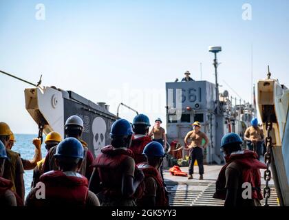 210811-N-NQ285-1055 ARABISCHER GOLF (AUG 11, 2021) Seeleute, die während des LCU-Betriebs am 11. August dem Hafenlandungsschiff USS Carter Hall (LSD 50) der Harpers Ferry-Klasse, Offload Landing Craft Craft, Utility (LCU) 1661, angeschlossen an Assault Craft Unit (ACU) 2, zugewiesen wurden. Carter Hall wird im Einsatzgebiet der 5. US-Flotte eingesetzt, um Marineinteraktionen zu unterstützen, um die maritime Stabilität und Sicherheit in der Zentralregion zu gewährleisten und das Mittelmeer und den Pazifik durch den westlichen Indischen Ozean und drei strategische Engpässe zu verbinden. Stockfoto