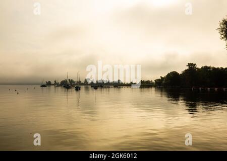 Steg am Ammersee, nebliger Tag, Landschaft, blauer Himmel Stockfoto