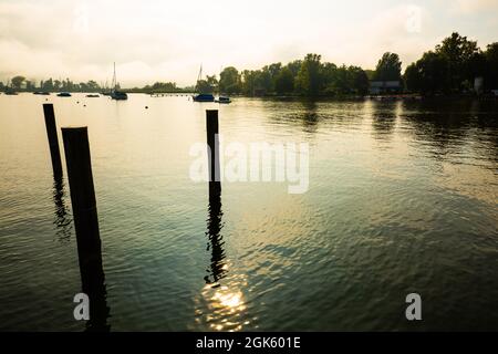 Steg am Ammersee, nebliger Tag, Landschaft, blauer Himmel Stockfoto