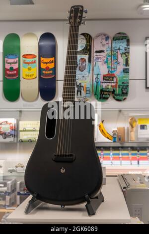 Lava ME 2 Acoustic Freeboost Guitar wird im Souvenirladen des Museum of Modern Art in New York City, USA, ausgestellt Stockfoto