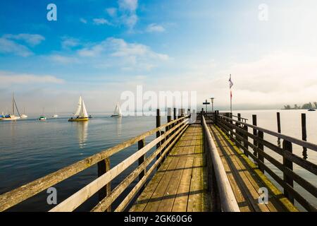 Steg am Ammersee, nebliger Tag, Landschaft, blauer Himmel Stockfoto