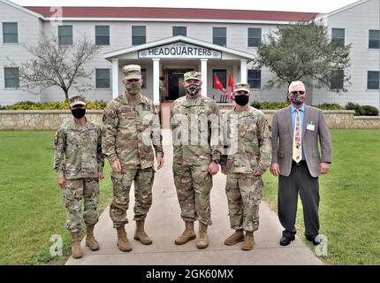 (Von links) Brig. General Maria Juarez, stellvertretende Kommandantin der 88. Bereitschaftssparte; der 40. Stabschef der US-Armee General James McConville; Fort McCoy Garrison Commander Col. Michael Poss; Garrison Vize Commander LT. Col. Chad Maynard; Und der Stellvertreter des Garnisonskommandanten Brad Stewart halten für ein Foto vor Fort McCoy (Wisp.) Das Hauptquartier der Garnison am 11. August 2021 im Rahmen eines offiziellen Besuchs der Installation durch McConville. Während seines Besuches tourte McConville durch eine Lufttour durch den Posten, traf sich während des gesamten Postens mit Soldaten und Luftmännern, A Stockfoto