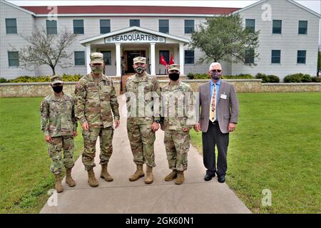 (Von links) Brig. General Maria Juarez, stellvertretende Kommandantin der 88. Bereitschaftssparte; der 40. Stabschef der US-Armee General James McConville; Fort McCoy Garrison Commander Col. Michael Poss; Garrison Vize Commander LT. Col. Chad Maynard; Und der Stellvertreter des Garnisonskommandanten Brad Stewart halten für ein Foto vor Fort McCoy (Wisp.) Das Hauptquartier der Garnison am 11. August 2021 im Rahmen eines offiziellen Besuchs der Installation durch McConville. Während seines Besuches tourte McConville durch eine Lufttour durch den Posten, traf sich während des gesamten Postens mit Soldaten und Luftmännern, A Stockfoto