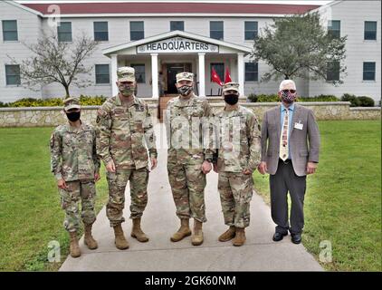 (Von links) Brig. General Maria Juarez, stellvertretende Kommandantin der 88. Bereitschaftssparte; der 40. Stabschef der US-Armee General James McConville; Fort McCoy Garrison Commander Col. Michael Poss; Garrison Vize Commander LT. Col. Chad Maynard; Und der Stellvertreter des Garnisonskommandanten Brad Stewart halten für ein Foto vor Fort McCoy (Wisp.) Das Hauptquartier der Garnison am 11. August 2021 im Rahmen eines offiziellen Besuchs der Installation durch McConville. Während seines Besuches tourte McConville durch eine Lufttour durch den Posten, traf sich während des gesamten Postens mit Soldaten und Luftmännern, A Stockfoto