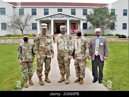 (Von links) Brig. General Maria Juarez, stellvertretende Kommandantin der 88. Bereitschaftssparte; der 40. Stabschef der US-Armee General James McConville; Fort McCoy Garrison Commander Col. Michael Poss; Garrison Vize Commander LT. Col. Chad Maynard; Und der Stellvertreter des Garnisonskommandanten Brad Stewart halten für ein Foto vor Fort McCoy (Wisp.) Das Hauptquartier der Garnison am 11. August 2021 im Rahmen eines offiziellen Besuchs der Installation durch McConville. Während seines Besuches tourte McConville durch eine Lufttour durch den Posten, traf sich während des gesamten Postens mit Soldaten und Luftmännern, A Stockfoto