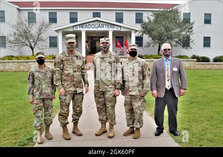 (Von links) Brig. General Maria Juarez, stellvertretende Kommandantin der 88. Bereitschaftssparte; der 40. Stabschef der US-Armee General James McConville; Fort McCoy Garrison Commander Col. Michael Poss; Garrison Vize Commander LT. Col. Chad Maynard; Und der Stellvertreter des Garnisonskommandanten Brad Stewart halten für ein Foto vor Fort McCoy (Wisp.) Das Hauptquartier der Garnison am 11. August 2021 im Rahmen eines offiziellen Besuchs der Installation durch McConville. Während seines Besuches tourte McConville durch eine Lufttour durch den Posten, traf sich während des gesamten Postens mit Soldaten und Luftmännern, A Stockfoto