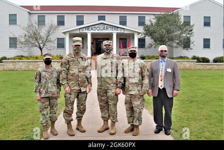 (Von links) Brig. General Maria Juarez, stellvertretende Kommandantin der 88. Bereitschaftssparte; der 40. Stabschef der US-Armee General James McConville; Fort McCoy Garrison Commander Col. Michael Poss; Garrison Vize Commander LT. Col. Chad Maynard; Und der Stellvertreter des Garnisonskommandanten Brad Stewart halten für ein Foto vor Fort McCoy (Wisp.) Das Hauptquartier der Garnison am 11. August 2021 im Rahmen eines offiziellen Besuchs der Installation durch McConville. Während seines Besuches tourte McConville durch eine Lufttour durch den Posten, traf sich während des gesamten Postens mit Soldaten und Luftmännern, A Stockfoto