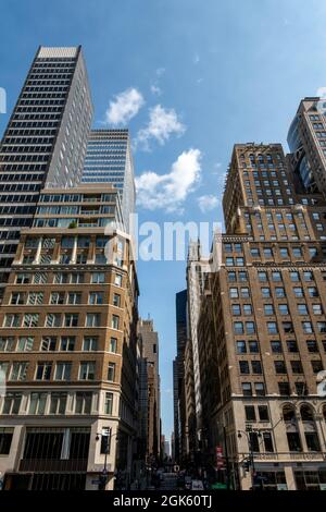 Gebäude auf der Fifth Avenue vom Eingang der New York Public Library in der 41. Straße, USA Stockfoto