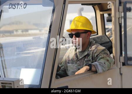 Sgt. Pedro Ruvalcaba, von E Company, 1. Angriffsbataillon, 82. Kampfluftfahrtbrigade, lädt vor einem Flug auf dem irakischen Luftwaffenstützpunkt Erbil Ladung auf einen CH-47 Chinook-Hubschrauber. Stockfoto