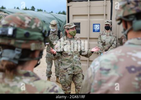 LT. General Jody Daniels, Chef der Army Reserve und kommandierender General des U.S. Army Reserve Command, spricht mit dem 18. Field Hospital nach einer chirurgischen Demonstration eines animatronischen Hundes während des Global Medic in Fort McCoy, Wisconsin, am 11. August 2021. LT. General Daniels betonte die Bedeutung des Karrierefortschritts von Soldier für Personen in Führungspositionen im Junior-Bereich. Stockfoto