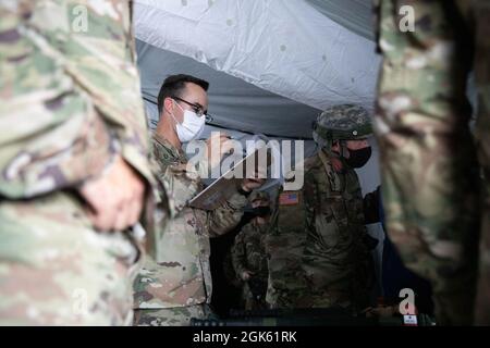 Das 7301st Medical Training Support Bataillon bereitet sich zusammen mit untergeordneten Einheiten der 332nd Medical Brigade darauf vor, auf „Diesel“ zu operieren, einem animatronischen Hund, der während der Combat Support Training Exercise und Global Medic in Fort, McCoy, Wisconsin, ein realistisches Training simuliert. Ein Grund für die Arbeit an Tieren in der Simulation ist, dass es selten Tierärzte auf dem Feld gibt, dies hilft, die Feldlazarette auf die Behandlung von Tieren wie militärischen Arbeitshunden vorzubereiten. 18. August 2021. Stockfoto