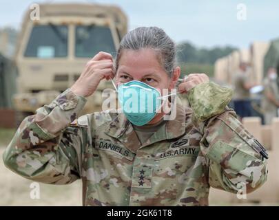 LT. General Jody Daniels, Chef der Army Reserve und kommandierender General des U.S. Army Reserve Command, zieht eine N95-Maske an, bevor er in die COVID-19-Quarantänezone geht, um während der Combat Support Training Exercise (CSTX) in Fort McCoy, Wisconsin, mit Soldaten einzuchecken. LT. General Daniels teilte ihre Botschaft von Beförderungen, Serviceschulen und Karriereentwicklung den unter Quarantäne gestellten Soldaten mit. Stockfoto