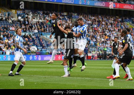 Matty Pearson von Huddersfield Town erzielt einen Kopfball tief in die erste Halbzeit.Bild: Liam Ford/AHPIX LTD, Football, EFL Championship, Huddersfield Town Stockfoto