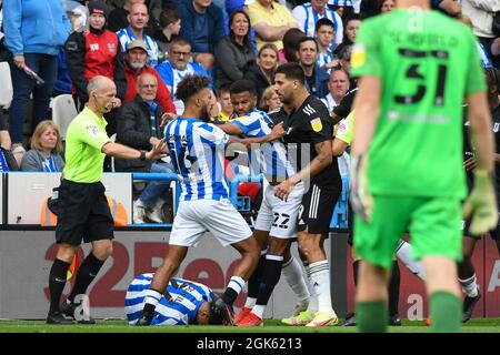 Das Spiel wird erhitzt, da Sorba Thomas und Aleksandar Mitrovic einen Schub haben.Bild: Liam Ford/AHPIX LTD, Fußball, EFL Championship, Huddersfield Tow Stockfoto