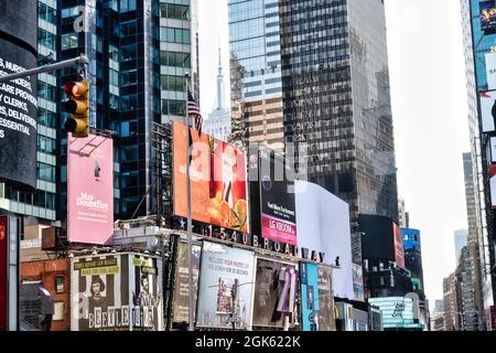 Times Square ist immer hell beleuchtet mit elektronischen Plakaten, New York City, USA Stockfoto