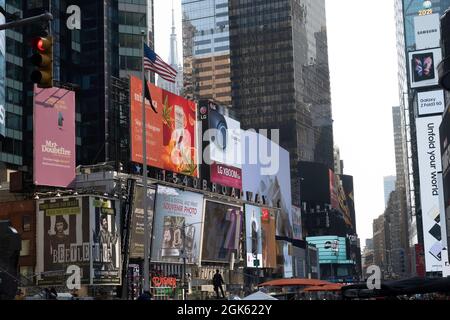 Times Square ist immer hell beleuchtet mit elektronischen Plakaten, New York City, USA Stockfoto
