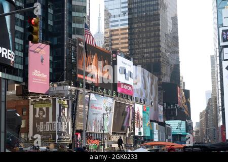 Times Square ist immer hell beleuchtet mit elektronischen Plakaten, New York City, USA Stockfoto