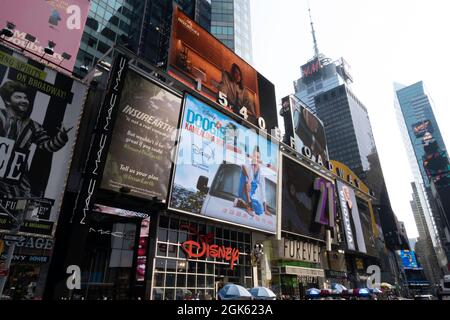 Times Square ist immer hell beleuchtet mit elektronischen Plakaten, New York City, USA Stockfoto