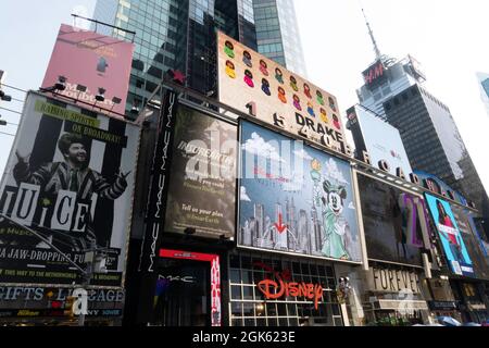 Times Square ist immer hell beleuchtet mit elektronischen Plakaten, New York City, USA Stockfoto