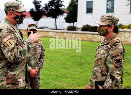 LT. General Jody Daniels, Chef der Reserve der Armee und kommandierender General, Army Reserve Command, hat am 11. August 2021 im Fort McCoy Garrison Commander, Oberst Michael Poss, ein Gespräch mit Fort McCoy (Wisl.) Hauptquartier Der Garnison. Daniels, der ehemalige Oberkommandant von Fort McCoy, nahm an einem Besuch beim 40. Stabschef der US-Armee, General James McConville, Teil und besuchte im August 2021 mit vielen Reservetruppen der Armee, die ihre Ausbildung in Fort McCoy absolviert haben. Stockfoto