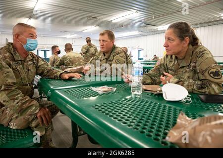 US Army Reserve kommandierender General und Chef der Army Reserve LT. General Jody J. Daniels isst ein Kampfgericht mit SPC. Josh Burbank und SFC. John Williams war während der Kampftrainingsunterstützungsübung, die am 11. August 2021 in Fort McCoy, Wisconsin, stattfand, der 220. Transportation Company angeschlossen.die 78. Trainingsabteilung war für diese Iteration von CSTX verantwortlich. US Army Reserve Foto von: SPC. Marcel Bassett Stockfoto