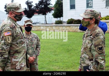 LT. General Jody Daniels, Chef der Reserve der Armee und kommandierender General, Army Reserve Command, hat am 11. August 2021 im Fort McCoy Garrison Commander, Oberst Michael Poss, ein Gespräch mit Fort McCoy (Wisl.) Hauptquartier Der Garnison. Daniels, der ehemalige Oberkommandant von Fort McCoy, nahm an einem Besuch beim 40. Stabschef der US-Armee, General James McConville, Teil und besuchte im August 2021 mit vielen Reservetruppen der Armee, die ihre Ausbildung in Fort McCoy absolviert haben. Stockfoto