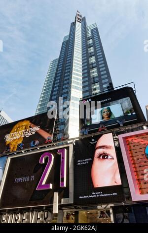 Times Square ist immer hell beleuchtet mit elektronischen Plakaten, New York City, USA Stockfoto