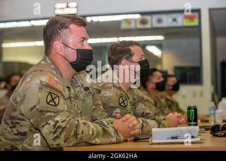 Soldaten der US-Armee mit der 5. Sicherheitskräfte-Assistenzbrigade hören während einer Klasse, die von Marines mit der 3rd Air Naval Gunfire Liaison Company beim Combined Arms Staff Trainer im Rahmen der Naval Engagement Exercise 2021 auf dem Marine Corps Base Camp Pendleton, Kalifornien, 11. August 2021 gegeben wurde. Im Laufe einer Woche lehrten Marineinfanteristen aus verschiedenen Reserveeinheiten Soldaten mit der 5. SFAB, wie sie Landezonen-Briefs einfordern, Brände rufen, sich mit den Marinekräften integrieren und ausländische Staatsbürger beraten können. Stockfoto