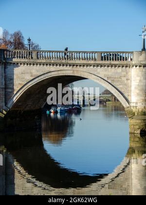 Ein Bogen der Richmond Bridge, Richmond-upon-Thames, über der Themse spiegelte sich im Wasser wider. Stockfoto