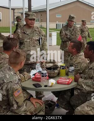 LT. General Antonio A. Aguto, kommandierender General der Ersten Armee (Mitte-links), hält an einem PX und unterhält sich während seines Besuchs in North Fort Hood, Texas, am 28. Juli 2021 mit Soldaten des 278. Panzerregiments der Tennessee Army National Guard. Stockfoto