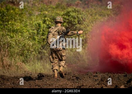 Ein Soldat der US-Armee mit einem Krieger der Task Force wirft am 12. August 2021 während eines Live-Feuers auf dem Baturaja Training Area, Indonesien, ein Seil mit einem Gewicht, das beim Aufbau eines Bangalore-Torpedo, einer Sprengladung, befestigt ist. Garuda Shield 21 ist eine zweiwöchige gemeinsame Übung zwischen der US-Armee und Tentara Nasional Indonesia (TNI-AD Indonesia Armed Forces). Der Zweck dieser gemeinsamen Übung ist es, die Dschungelkriegfähigkeit sowohl der US-Armee als auch der indonesischen Armee zu verbessern und zu bereichern. Stockfoto