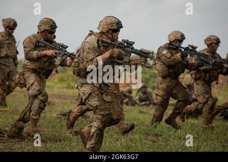 Soldaten der US-Armee mit Task Force Warrior, die am 12. August 2021 während eines Live-Feuers im Baturaja Training Area, Indonesien, nach vorne gefesselt wurden. Garuda Shield 21 ist eine zweiwöchige gemeinsame Übung zwischen der US-Armee und Tentara Nasional Indonesia (TNI-AD Indonesia Armed Forces). Der Zweck dieser gemeinsamen Übung ist es, die Dschungelkriegfähigkeit sowohl der US-Armee als auch der indonesischen Armee zu verbessern und zu bereichern. Stockfoto