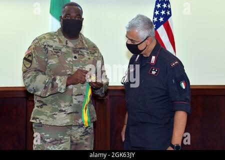 LT. Col. Francesco Provvidenza, rechts, Kompaniekommandant der italienischen Armee Carabinieri South European Task Force erhält Medaille der Military Police Regiment Association für den Friend of the Regiment Award von US Army LT. Col. Vaughan M. Byrum, Direktor der Notdienste U.S. Army Garrison Italien, Unter Covid-19-Präventionszustand bei Caserma Ederle, Vicenza, Italien, 12. August 2021. Stockfoto