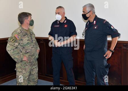 Der Oberst der US-Armee, Matthew J. Gomlak, Kommandeur der US-Garnison Italien, links, spricht mit Command Sgt. Major Federico Brigo, Zentrum, Kommandant Operations Center der italienischen Armee Carabinieri South European Task Force, Und Oberstleutnant Francesco Provvidenza, rechts, Kompaniekommandant der italienischen Armee Carabinieri SETAF, während der Zeremonie der Vereinigung des Militärpolizei-Regiments für den Preis des Freundes des Regiments, unter Covid-19-Präventionsbedingung in Caserma Ederle, Vicenza, Italien, 12. August 2021. Stockfoto