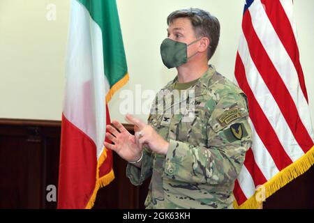 Der Oberst der US-Armee, Matthew J. Gomlak, Kommandeur der US-Armee Garnison Italien, hält während der Zeremonie der Military Police Regiment Association eine Rede für den Preis des Freundes des Regiments, für Command Sgt. Major Federico Brigo, Kommandeur Operations Center der italienischen Armee Carabinieri Südeuropäischen Task Force, und LT. Col. Francesco Provvidenza, Kompaniekommandant der italienischen Armee Carabinieri SETAF, unter Covid-19-Präventionsbedingung in Caserma Ederle, Vicenza, Italien, 12. August 2021. Stockfoto