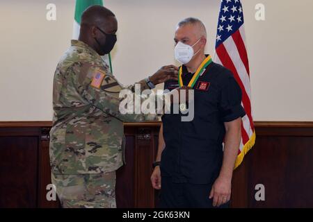 Befehl Sgt. Major Federico Brigo, rechts, Kommandant Operations Center der italienischen Armee Carabinieri South European Task Force erhält Medaille der Military Police Regiment Association für den Friend of the Regiment Award von Oberst der US-Armee Vaughan M. Byrum, Direktor der Notdienste U.S. Army Garrison Italien, Unter Covid-19-Präventionszustand bei Caserma Ederle, Vicenza, Italien, 12. August 2021. Stockfoto