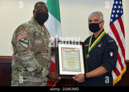 LT. Col. Francesco Provvidenza, rechts, Kompaniekommandant der italienischen Armee Carabinieri Südeuropäische Einsatztruppe erhält vom Verband der Militärpolizei Regiment Association für den Preis des Freundes des Regiments des US-Armeeoberst Vaughan M. Byrum, links, Direktor der Notdienste U.S. Army Garrison Italien, Unter Covid-19-Präventionszustand bei Caserma Ederle, Vicenza, Italien, 12. August 2021. Stockfoto