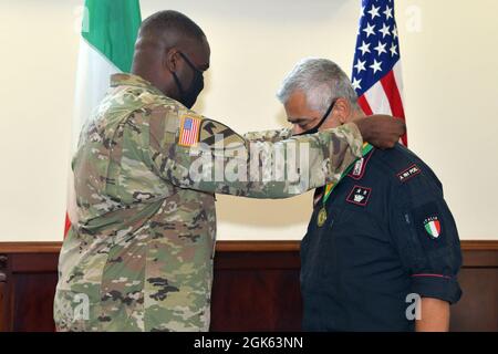 LT. Col. Francesco Provvidenza, rechts, Kompaniekommandant der italienischen Armee Carabinieri South European Task Force erhält Medaille der Military Police Regiment Association für den Friend of the Regiment Award von US Army LT. Col. Vaughan M. Byrum, Direktor der Notdienste U.S. Army Garrison Italien, Unter Covid-19-Präventionszustand bei Caserma Ederle, Vicenza, Italien, 12. August 2021. Stockfoto