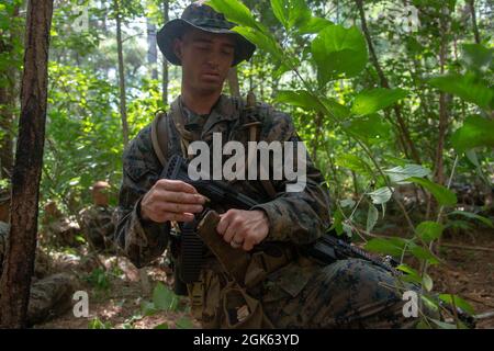 U.S. Marine Corps PFC. Robert Allen, ein Schüler der Marine Corps School of Infantry-East, lädt während des Infantry Marine Course (IMC) im Marine Corps Base Camp Lejeune, North Carolina, 12. August 2021 ein Magazin. Das IMC ist ein 14-wöchiges Unterrichtsprogramm, das darauf ausgelegt ist, höher qualifizierte und tödlichere Infanteriemarinen zu schaffen, die für den Wettbewerb und Konflikt des 21. Jahrhunderts vorbereitet sind. Stockfoto