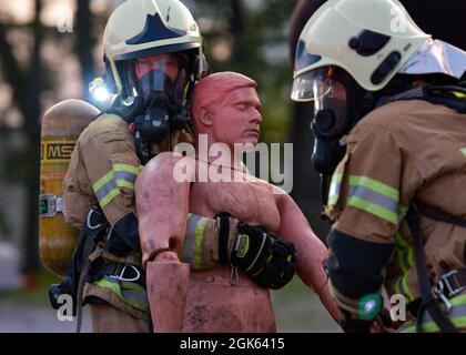Ein Feuerwehrmann der lettischen Bundeswehr trägt eine Puppe während einer Ausbildung zur Rettung und Brandbekämpfung im Alpena Combat Readiness Training Center, Michigan, 12. August 2021. Das Training war Teil des Northern Strike 21-2, einer der größten Übungen des Verteidigungsministeriums zur Bereitschaft von Reservekomponenten, die zwei Wochen lang im National All-Domain Warfighting Center im Norden von Michigan stattfinden. Stockfoto