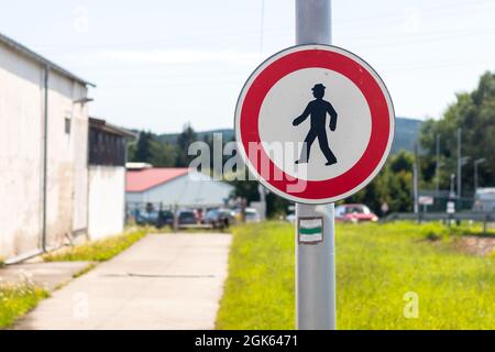Verkehrsschild B30 - Keine Fußgänger, auf dem Wanderweg Stockfoto