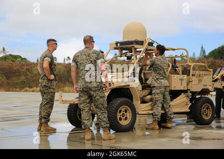 Marines bereiten ein Utility Task Vehicle mit Networking-on-the-move Boden für den Transport als Teil der Insel Marauder 2021 an Bord der Marine Corps Base Hawaii, 11. August 2021. Island Marauder ist ein Teilbestandteil der groß angelegten Übung 21, einer gemeinsamen von Mitarbeitern finanzierten Übung, die sich auf die Integration von Verteidigungsaktivitäten in der gesamten Indo-Pazifik-Region konzentriert. Stockfoto